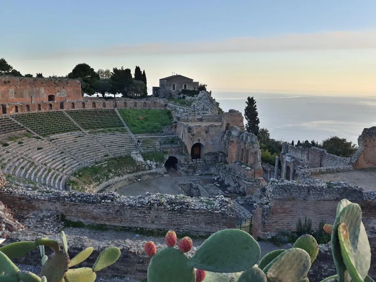 F&L A Taormina Apartment